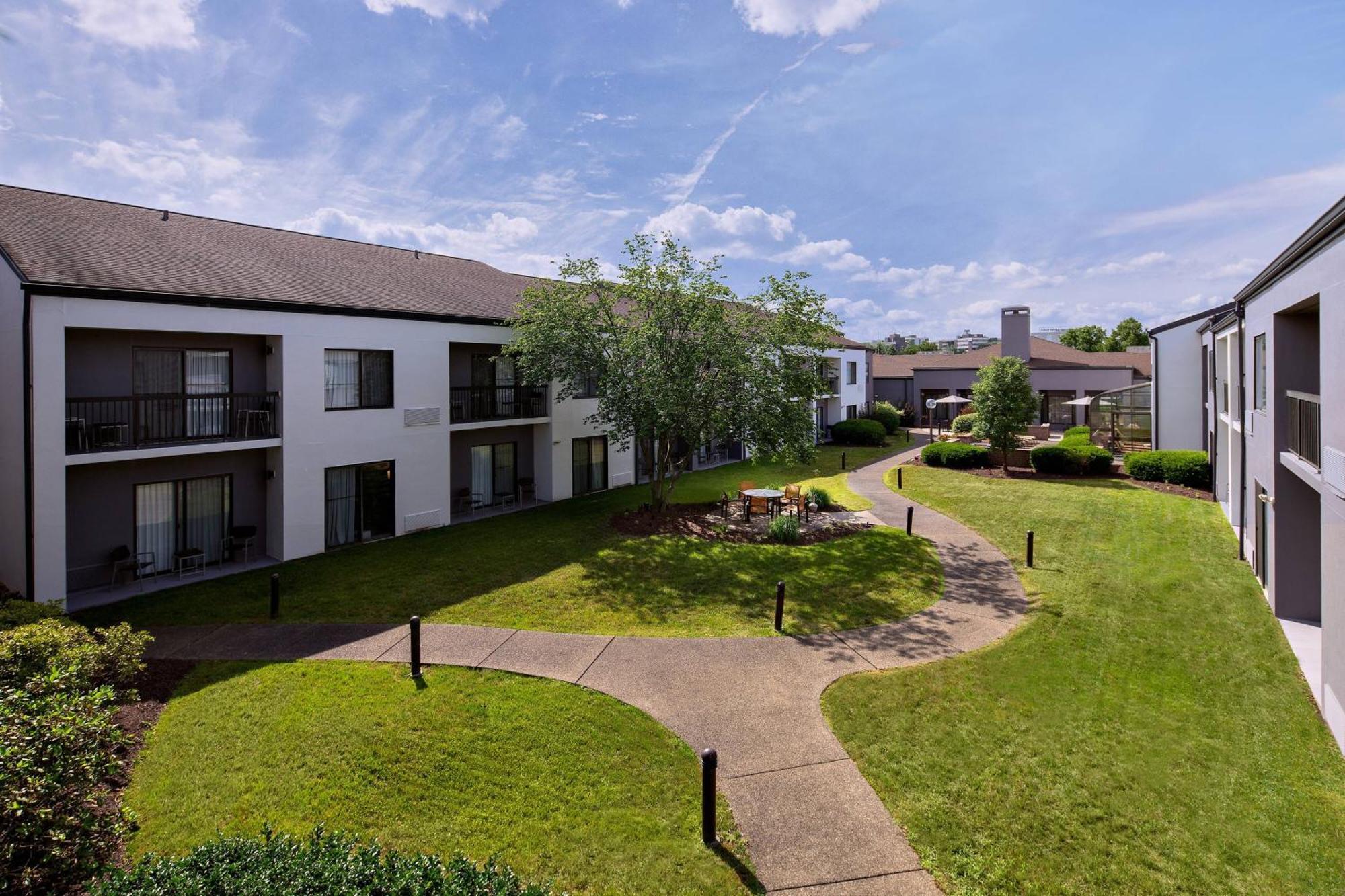 Courtyard By Marriott Pittsburgh Airport Hotel Coraopolis Екстериор снимка