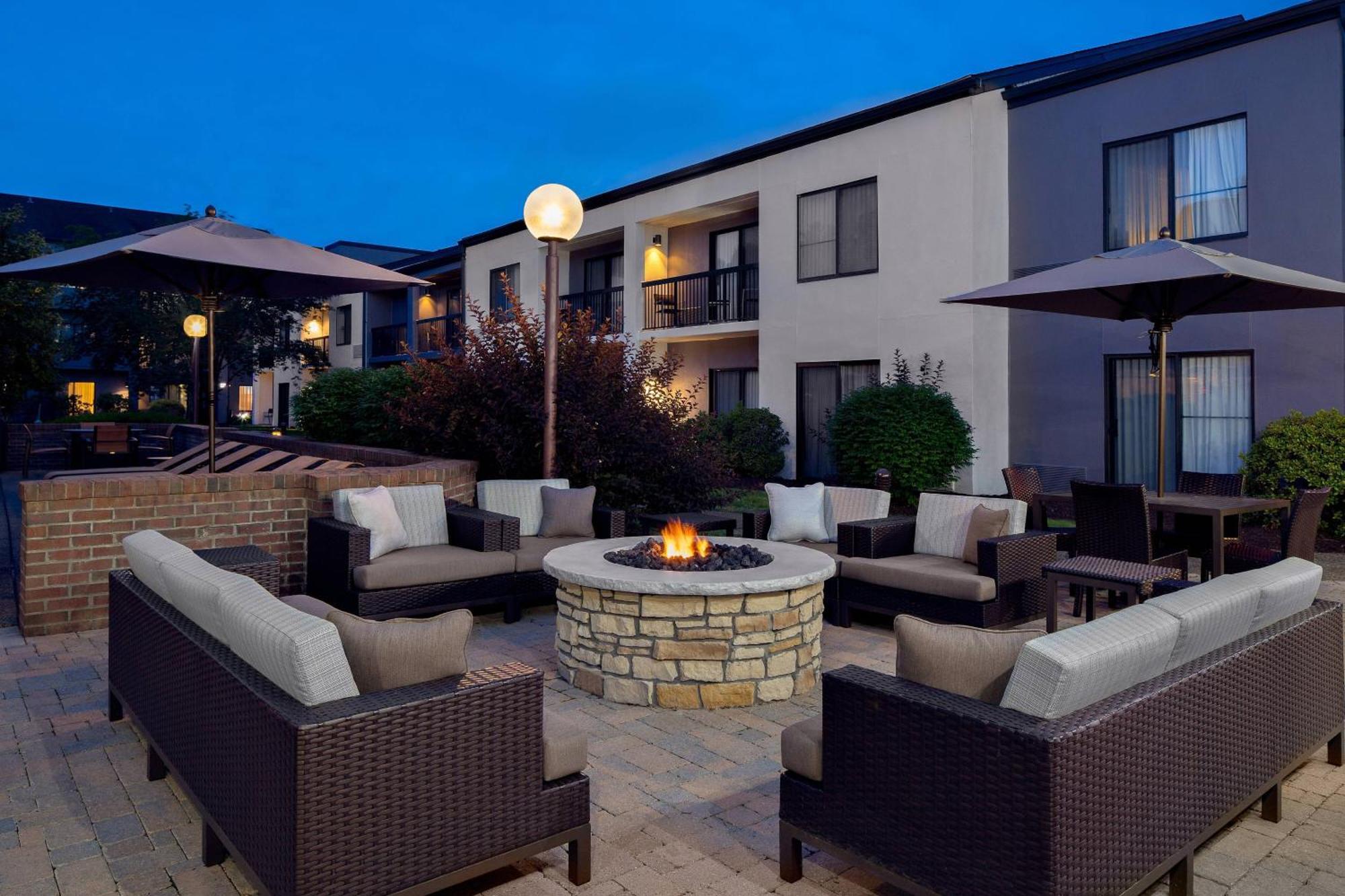 Courtyard By Marriott Pittsburgh Airport Hotel Coraopolis Екстериор снимка