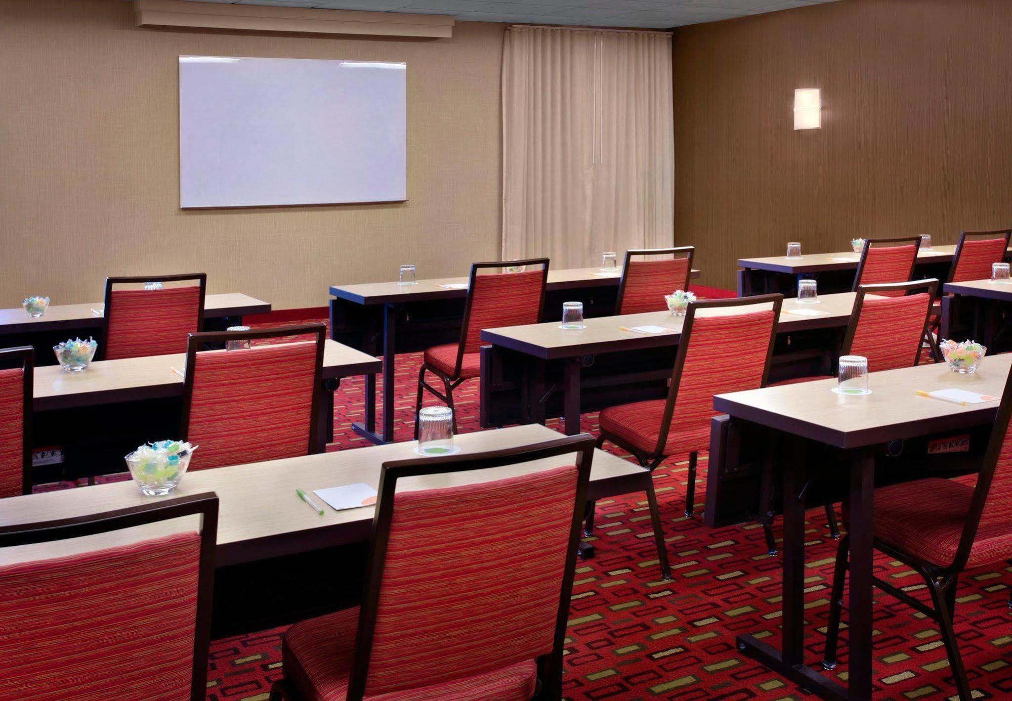 Courtyard By Marriott Pittsburgh Airport Hotel Coraopolis Екстериор снимка