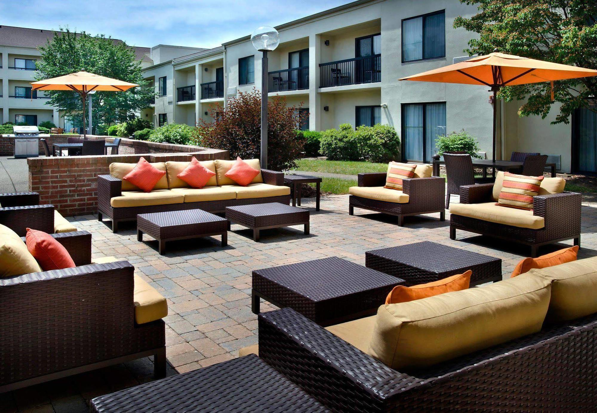 Courtyard By Marriott Pittsburgh Airport Hotel Coraopolis Екстериор снимка
